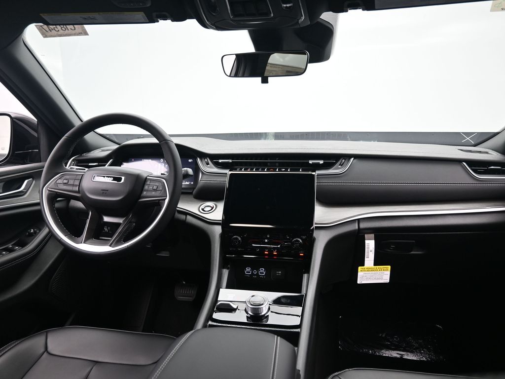 2025 Jeep Grand Cherokee Limited photo 2