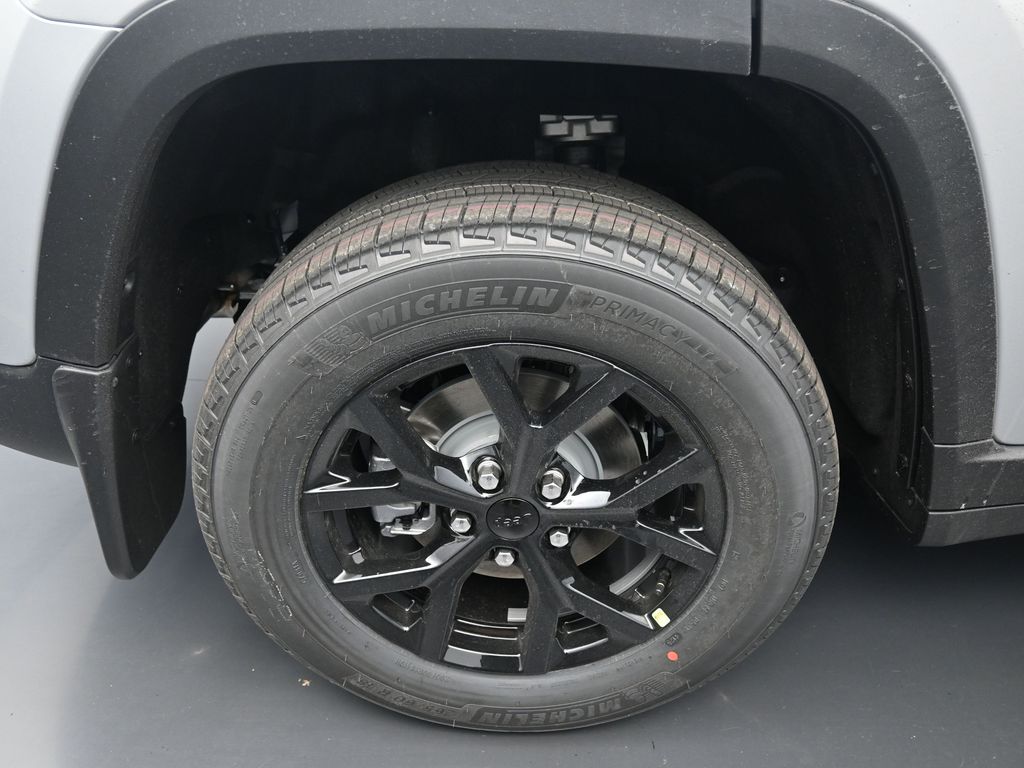 2025 Jeep Grand Cherokee Altitude photo 2