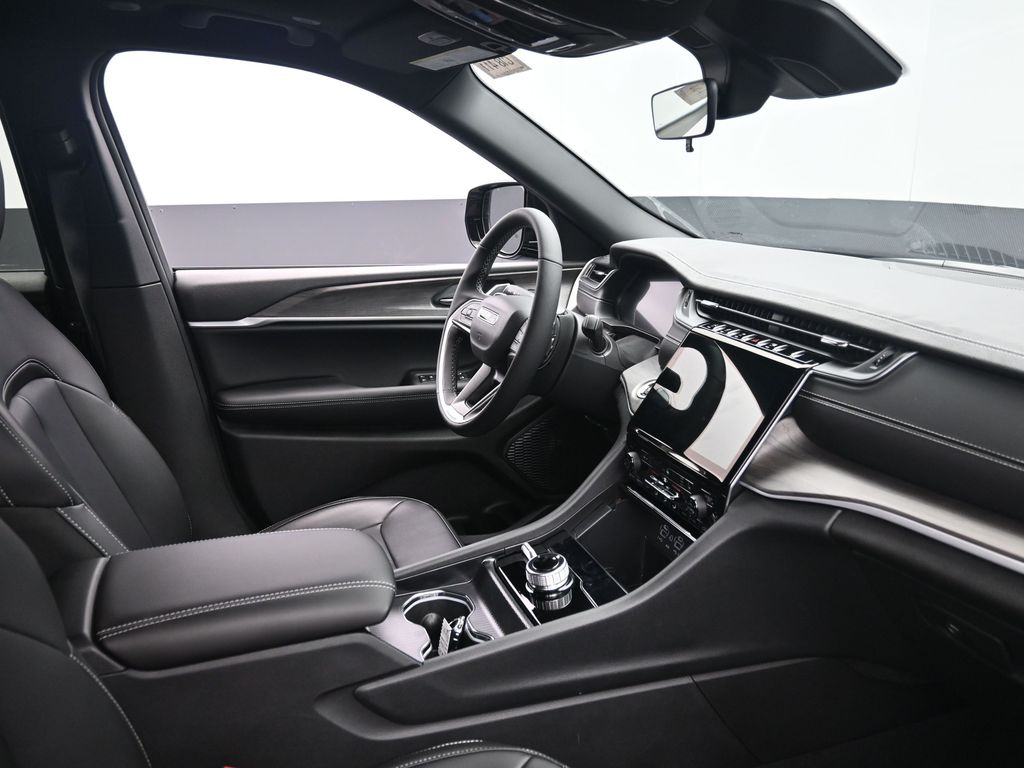 2025 Jeep Grand Cherokee Limited photo 3