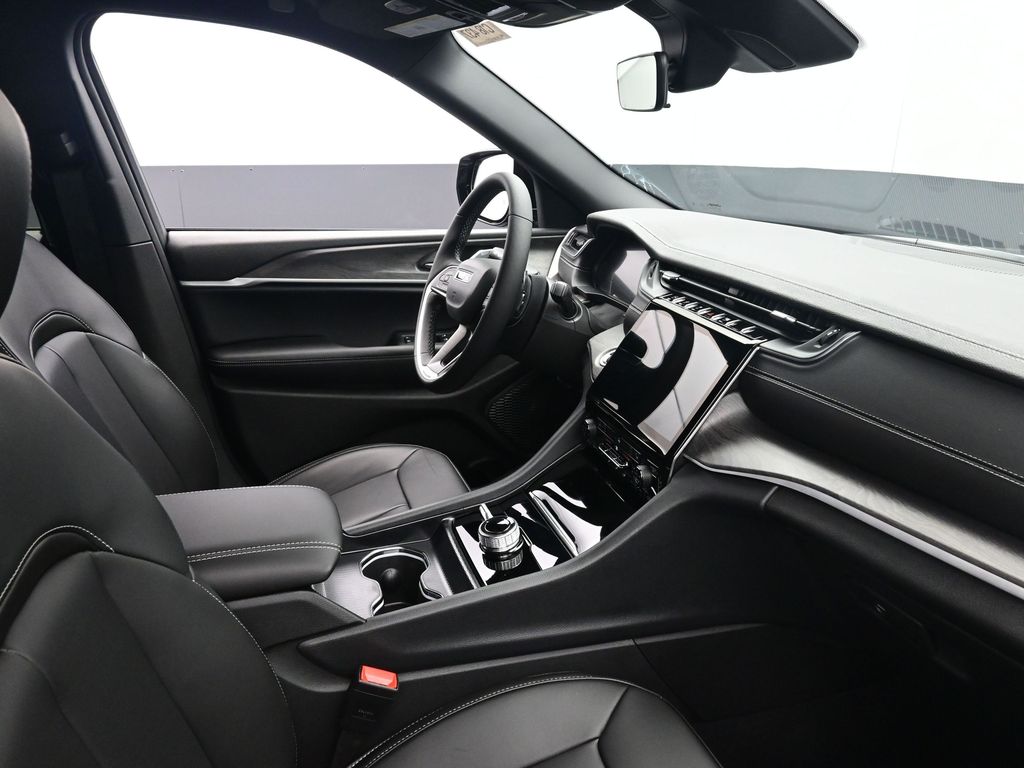 2025 Jeep Grand Cherokee Limited photo 4