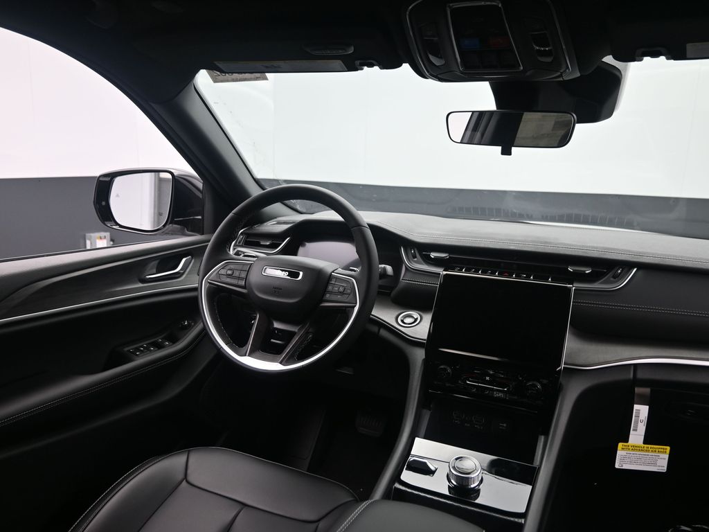 2025 Jeep Grand Cherokee Limited photo 3
