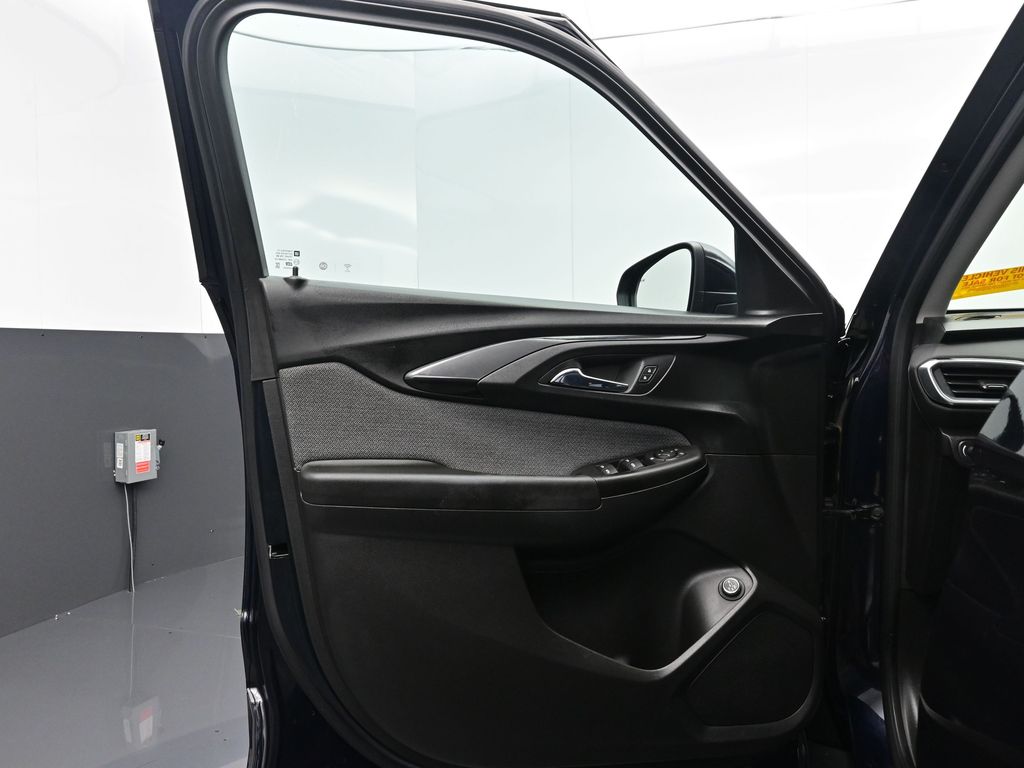 2021 Chevrolet Trailblazer LT photo 3