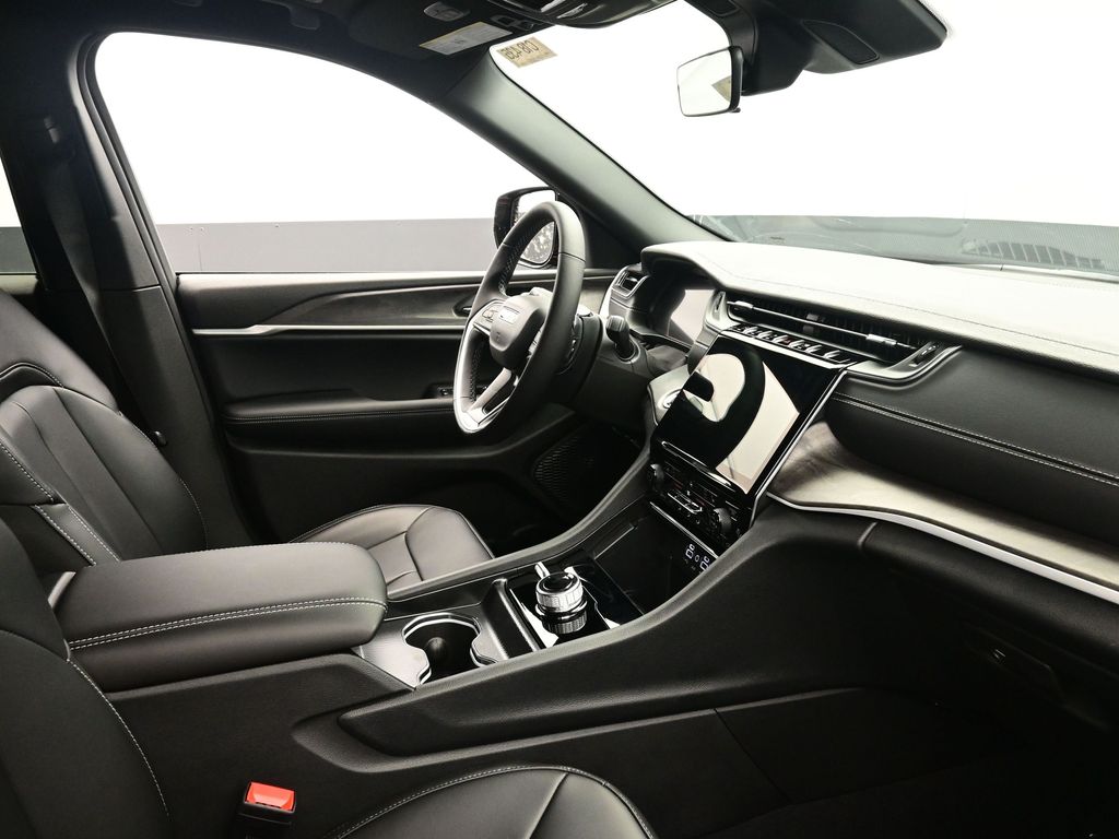 2025 Jeep Grand Cherokee Limited photo 4