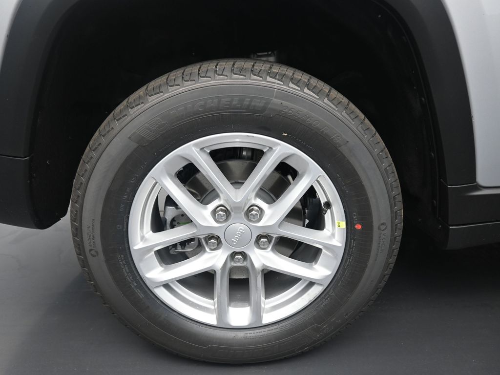 2025 Jeep Grand Cherokee Laredo X photo 2