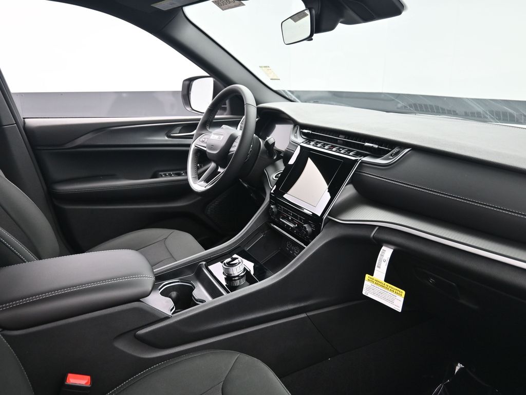 2025 Jeep Grand Cherokee Laredo X photo 3