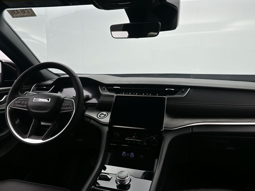 2025 Jeep Grand Cherokee Limited photo 3