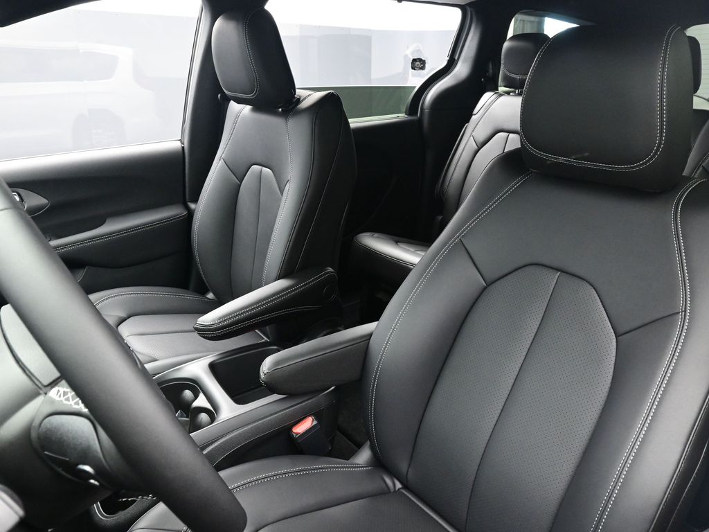 2026 Chrysler Voyager LX - Photo 7