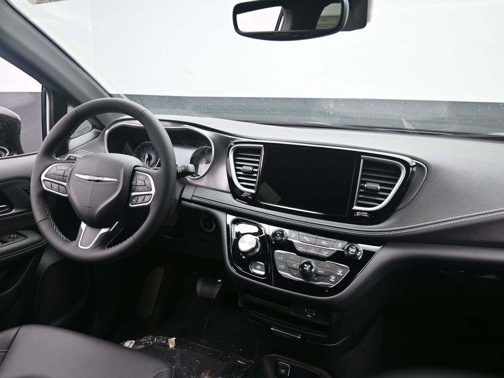 2026 Chrysler Pacifica photo 3