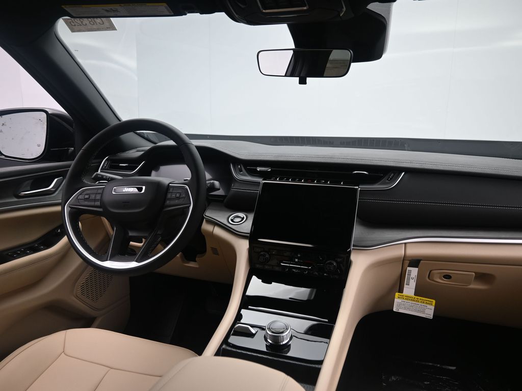 2025 Jeep Grand Cherokee Limited photo 3