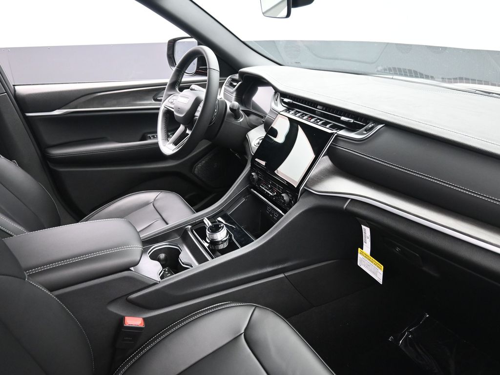 2025 Jeep Grand Cherokee Limited photo 3