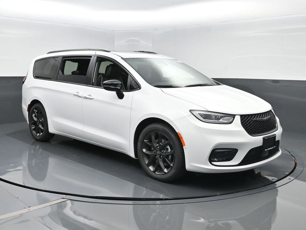 2026 Chrysler Pacifica Limited's photo