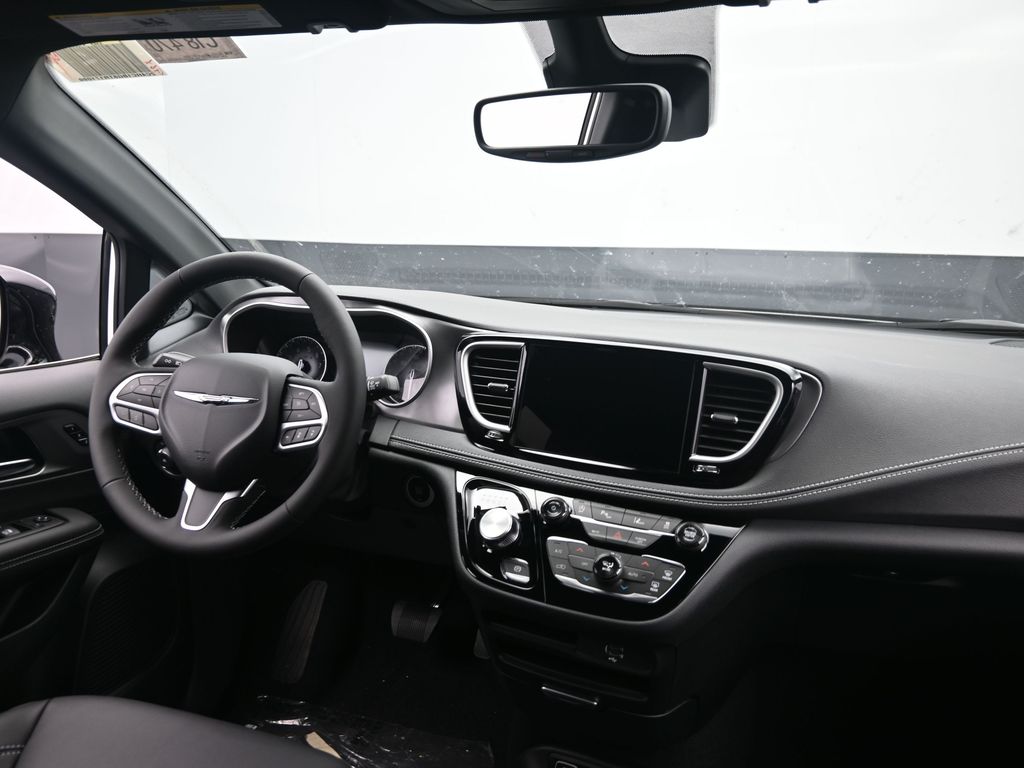 2026 Chrysler Pacifica photo 3