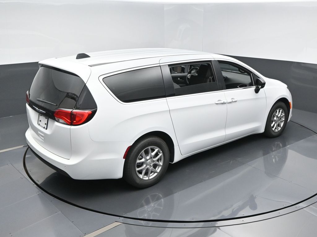 2026 Chrysler Voyager LX - Photo 8
