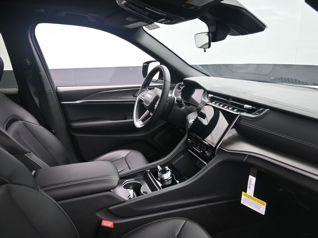 2025 Jeep Grand Cherokee Limited photo 4