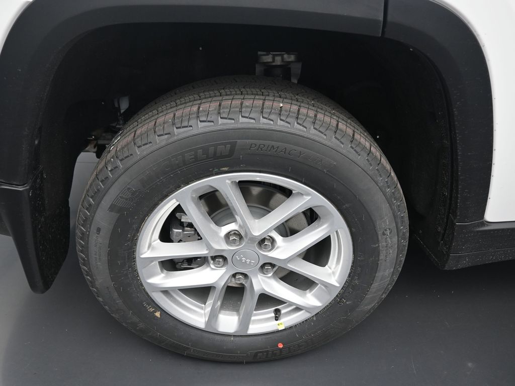 2025 Jeep Grand Cherokee Laredo X photo 2