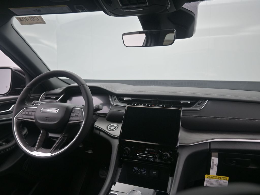 2025 Jeep Grand Cherokee Limited photo 3