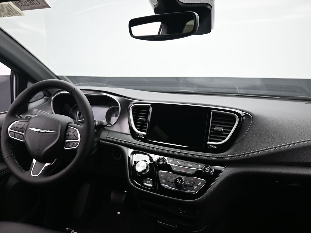 2026 Chrysler Pacifica photo 3