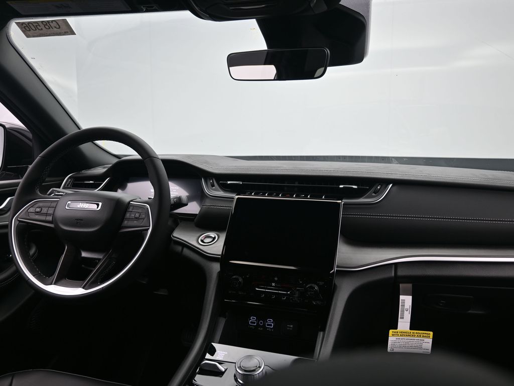 2025 Jeep Grand Cherokee Limited photo 3