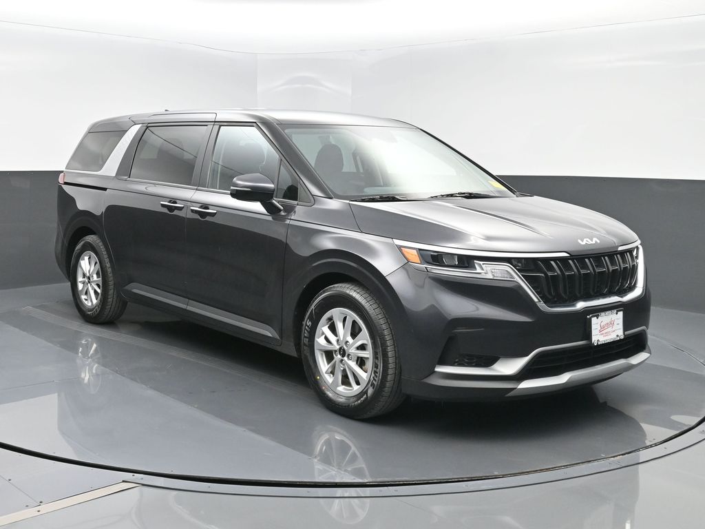 2022 Kia Carnival LX's photo