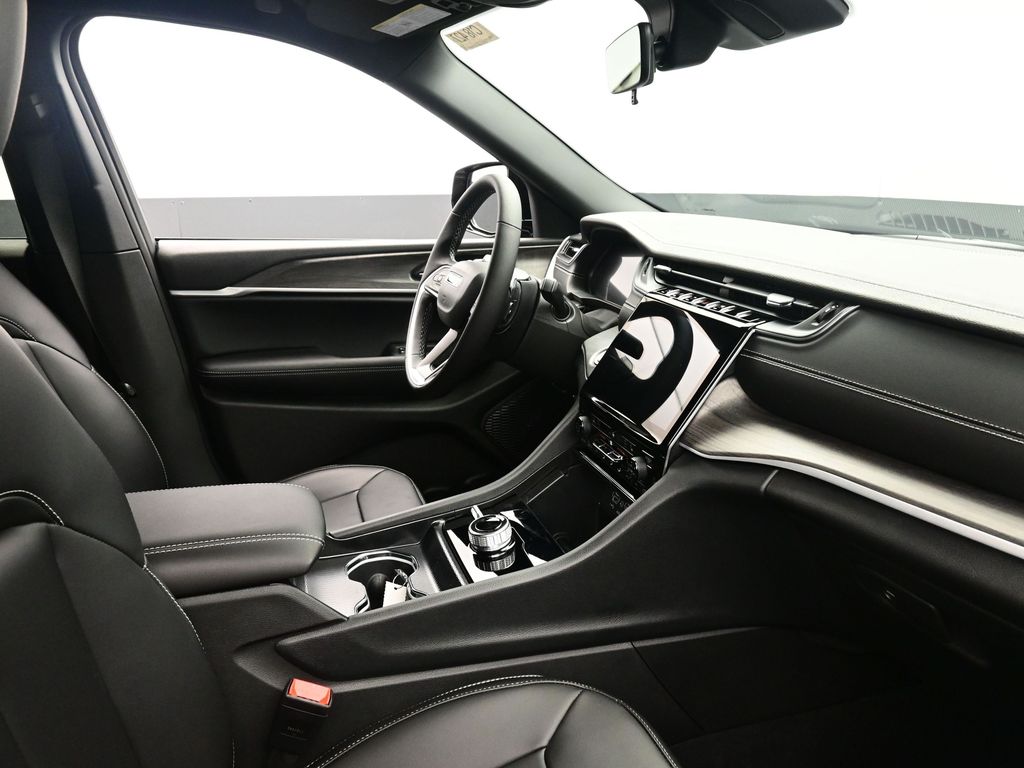 2025 Jeep Grand Cherokee Limited photo 3