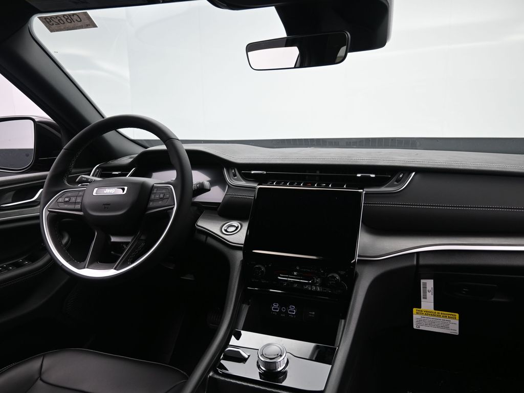 2025 Jeep Grand Cherokee Limited photo 2