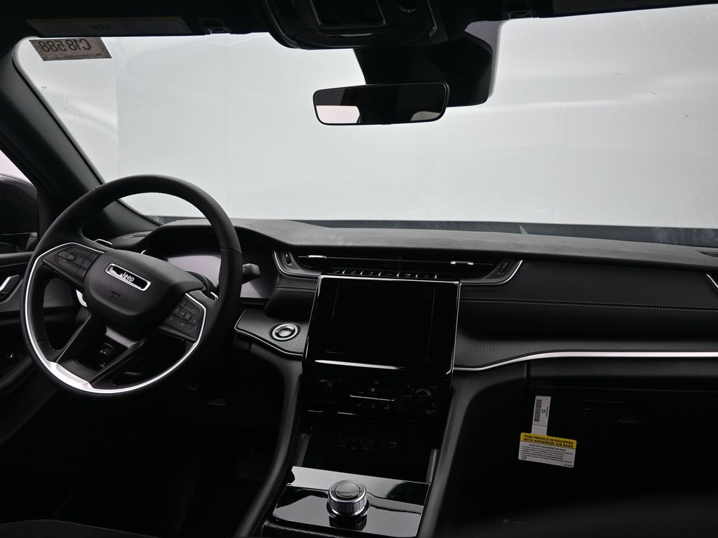 2025 Jeep Grand Cherokee Altitude photo 3