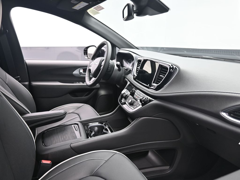 2026 Chrysler Pacifica Limited photo 4