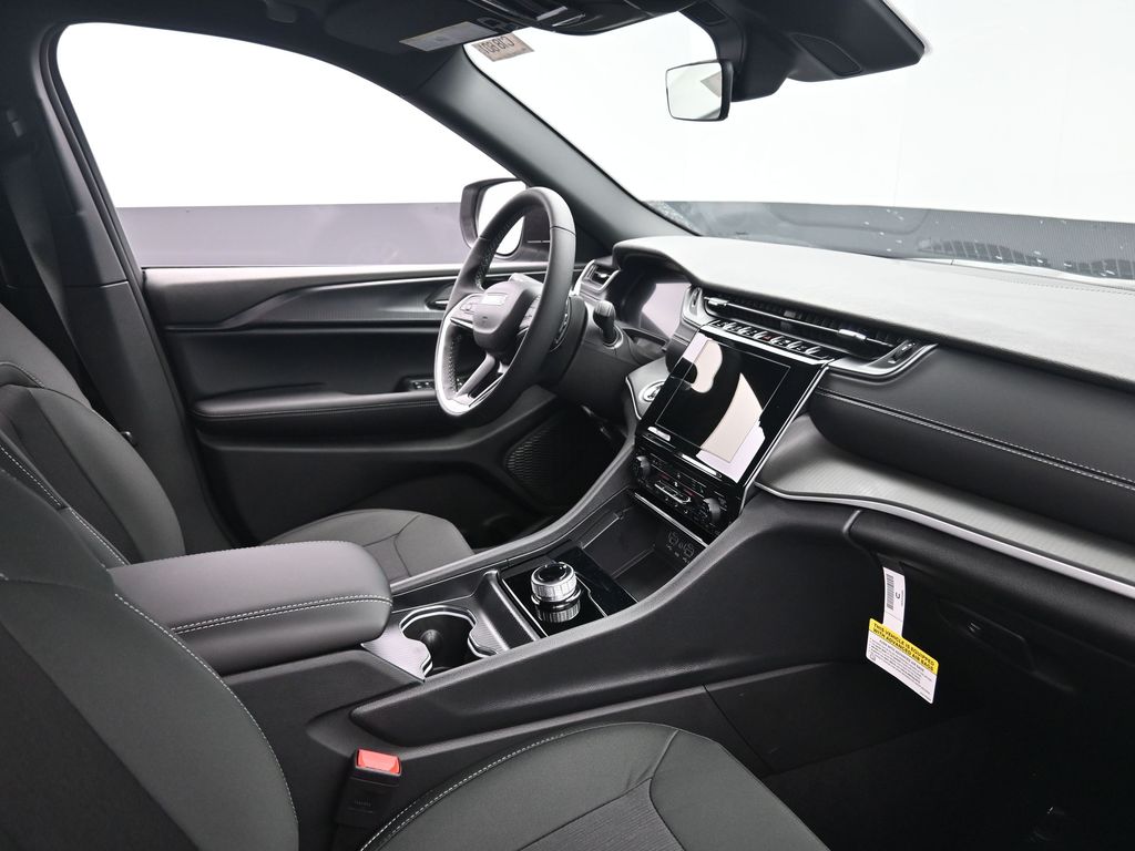 2025 Jeep Grand Cherokee Laredo photo 2