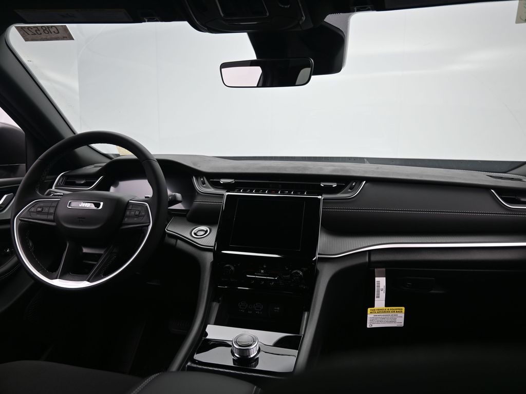 2025 Jeep Grand Cherokee Laredo X photo 2