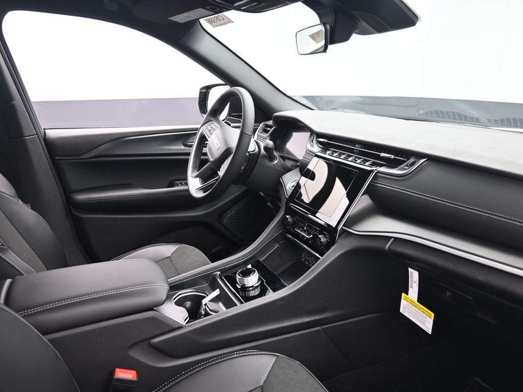 2025 Jeep Grand Cherokee Altitude photo 4