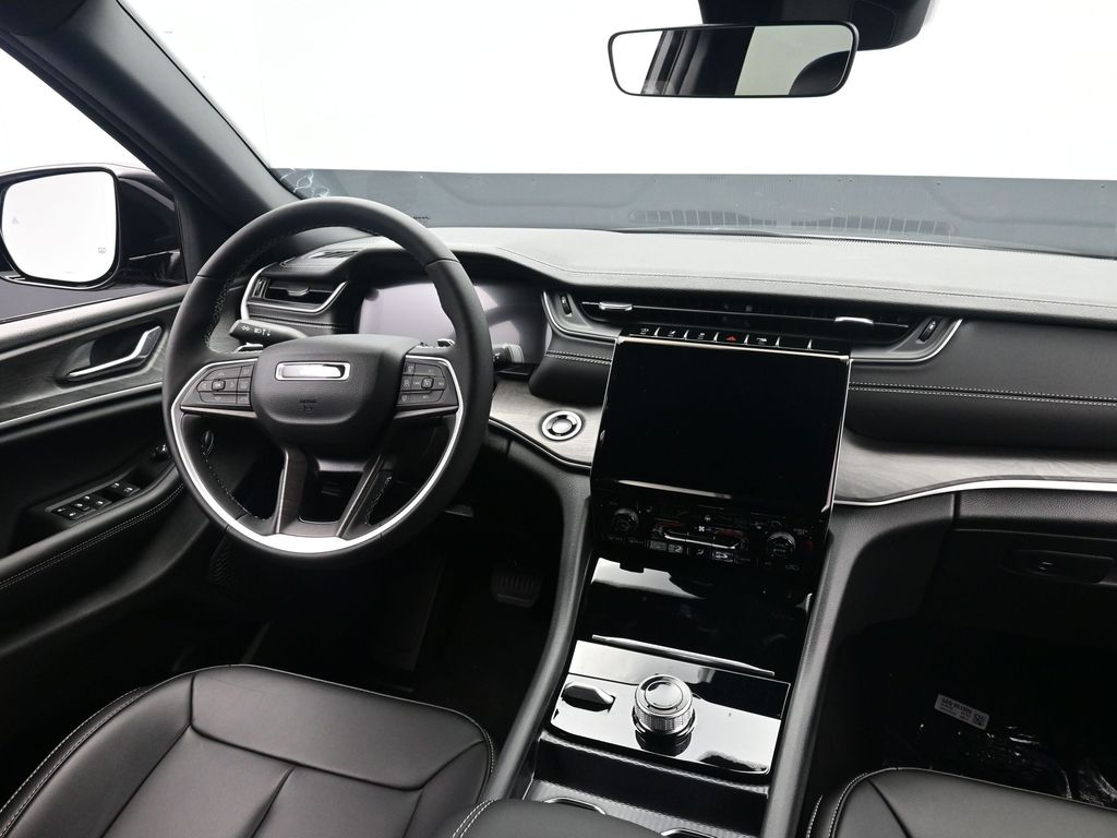 2025 Jeep Grand Cherokee Limited photo 3