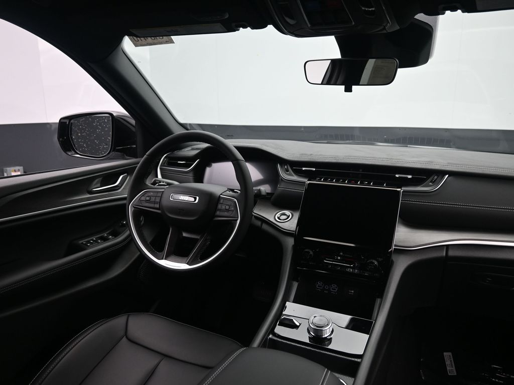 2025 Jeep Grand Cherokee Limited photo 3