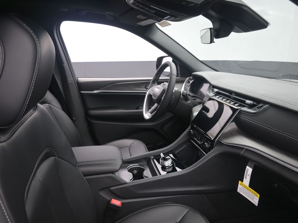 2025 Jeep Grand Cherokee Limited photo 4