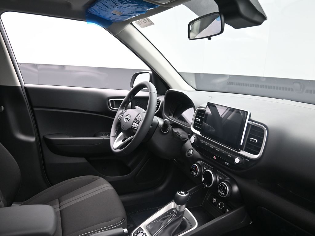 2024 Hyundai Venue SEL photo 4