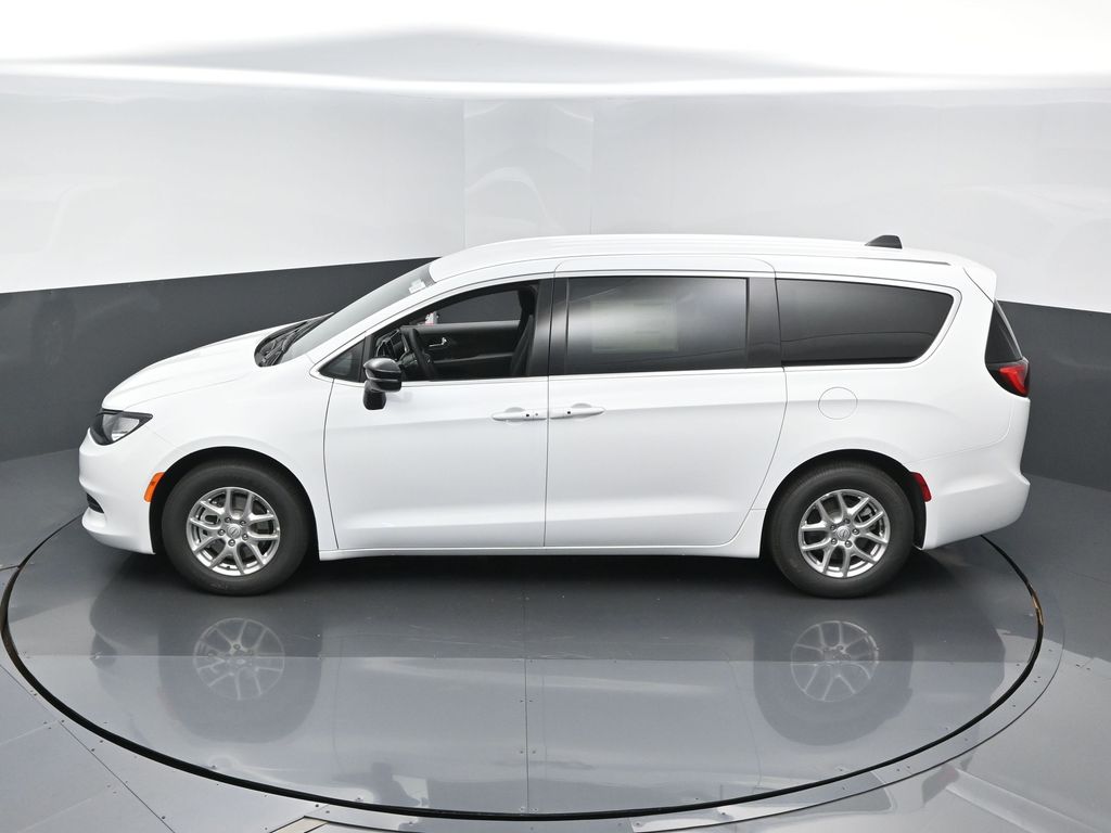 2026 Chrysler Voyager LX - Photo 12