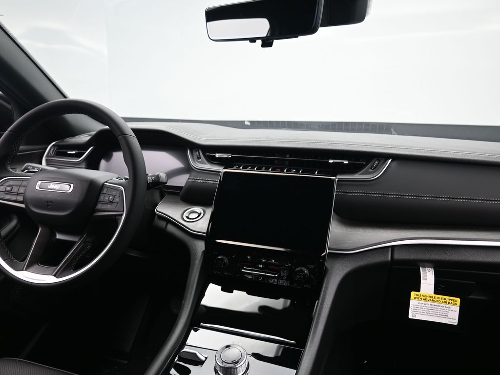 2025 Jeep Grand Cherokee Limited photo 3