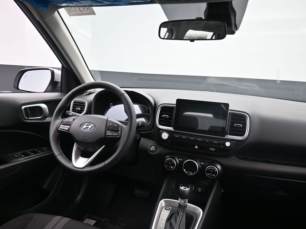 2024 Hyundai Venue SEL photo 3