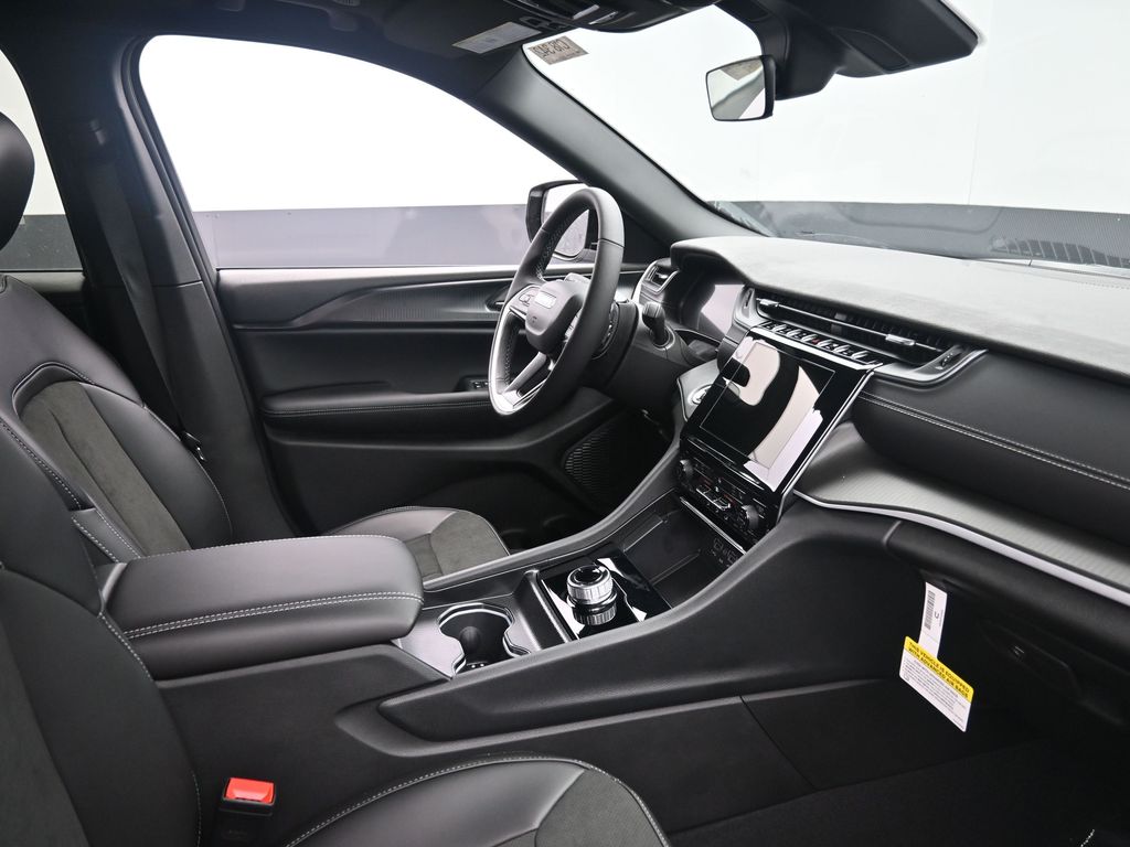 2025 Jeep Grand Cherokee Altitude X photo 4