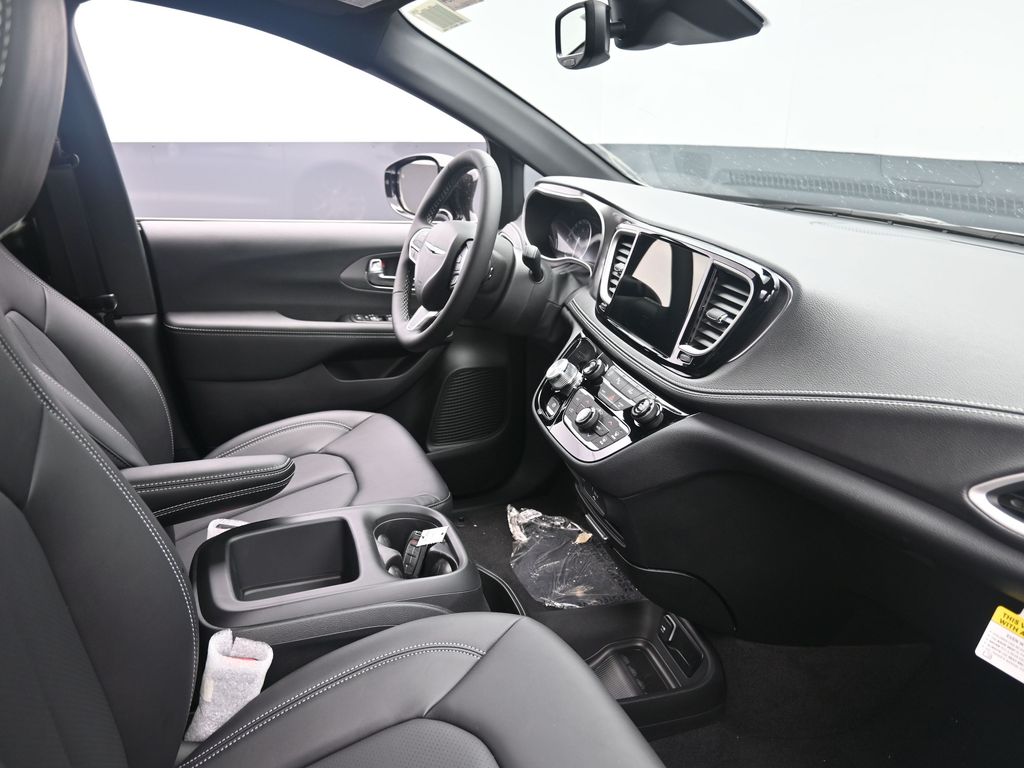 2026 Chrysler Pacifica photo 4