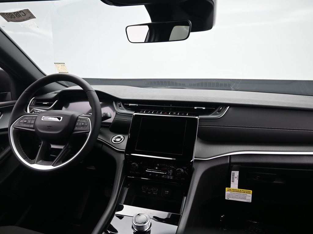 2025 Jeep Grand Cherokee Laredo X photo 3