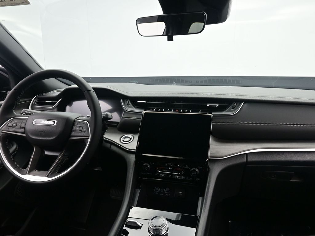 2025 Jeep Grand Cherokee Limited photo 2