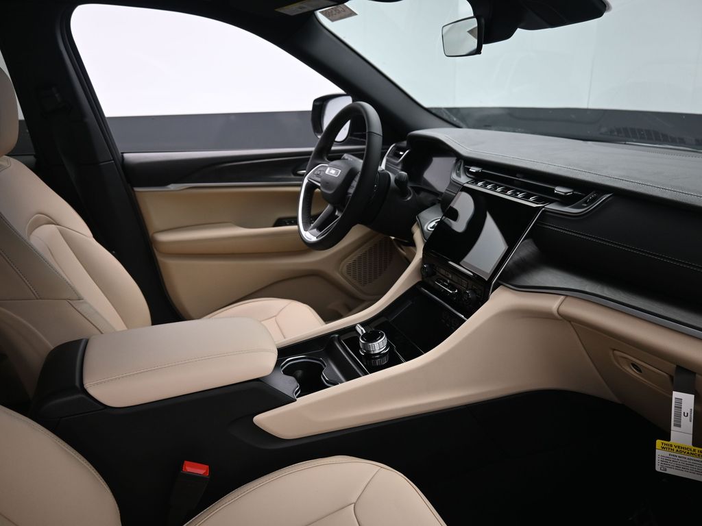 2025 Jeep Grand Cherokee Limited photo 2