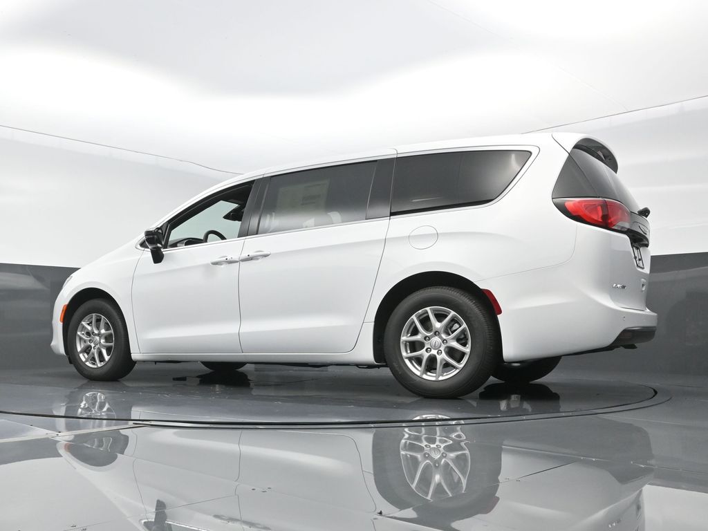 2026 Chrysler Voyager LX - Photo 30