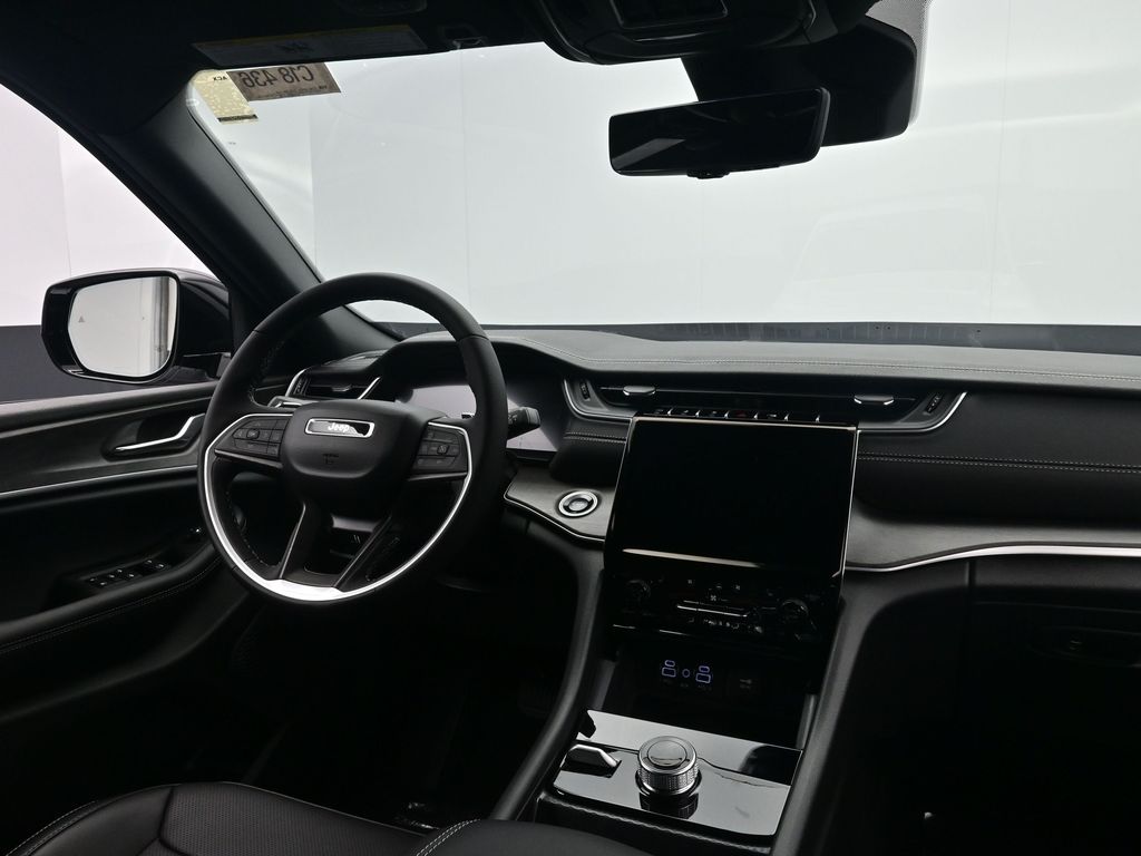 2025 Jeep Grand Cherokee Limited photo 3