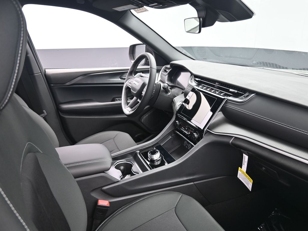 2025 Jeep Grand Cherokee Laredo X photo 3