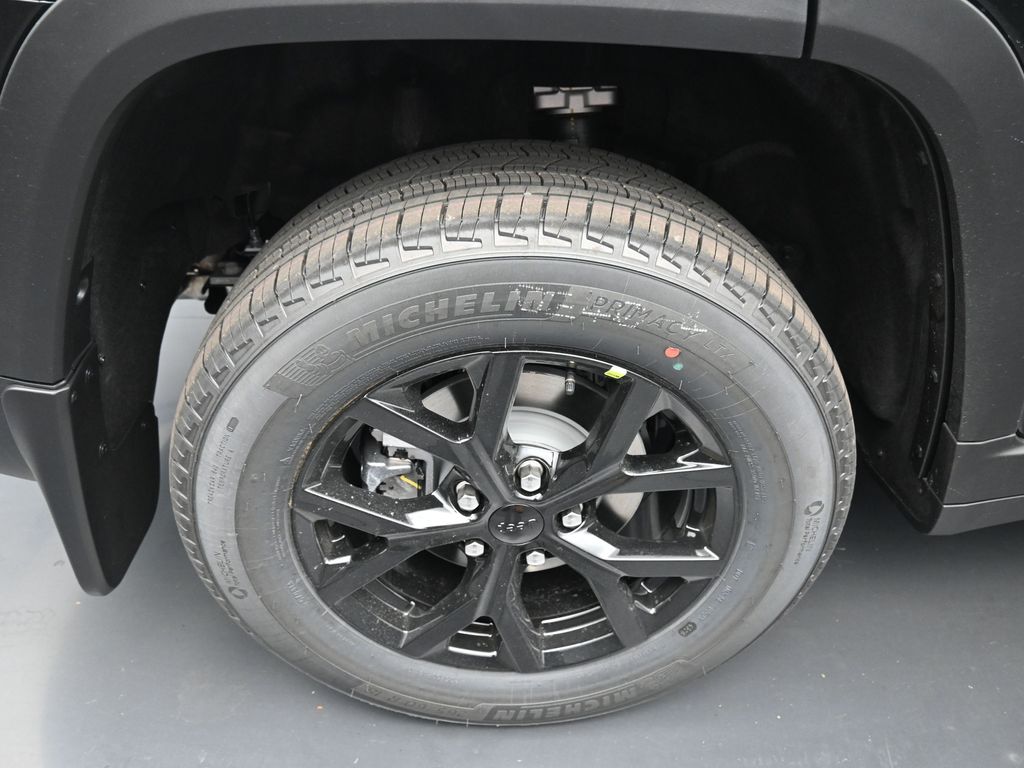 2025 Jeep Grand Cherokee Altitude photo 2