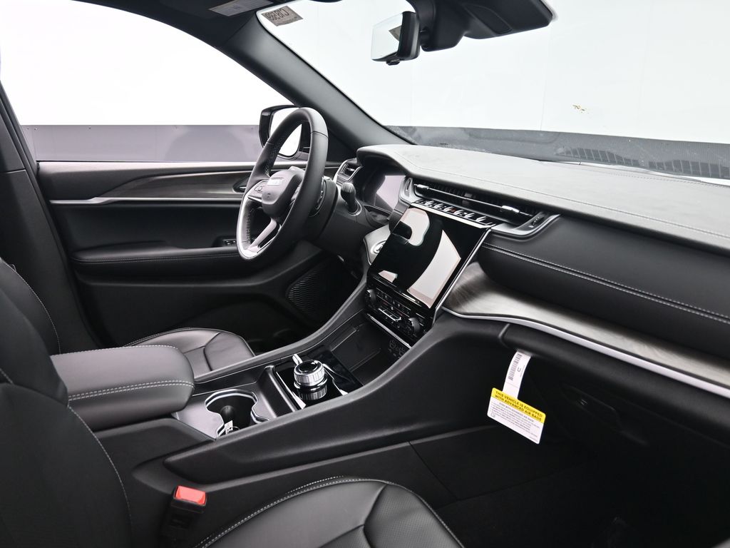 2025 Jeep Grand Cherokee Limited photo 3