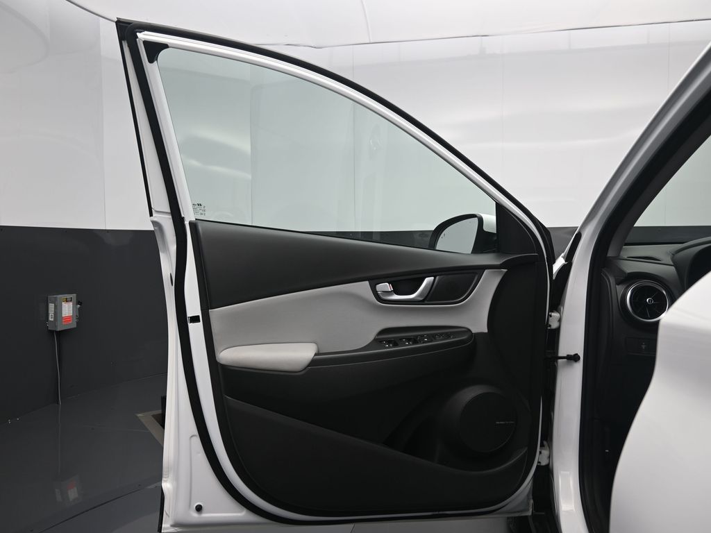2023 Hyundai Kona Limited photo 3