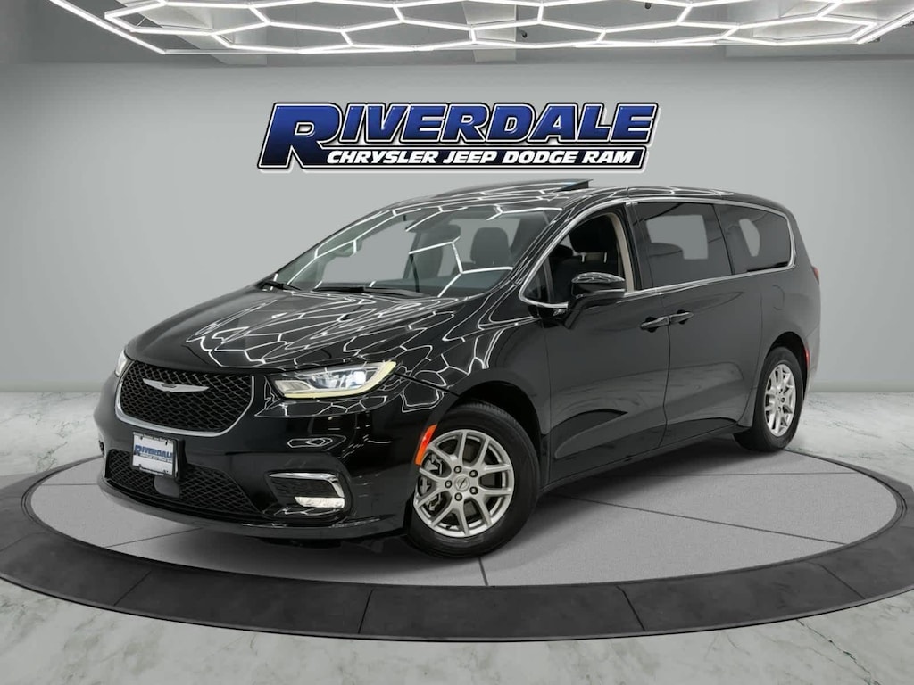 Used 2024 Chrysler Pacifica Touring L FWD