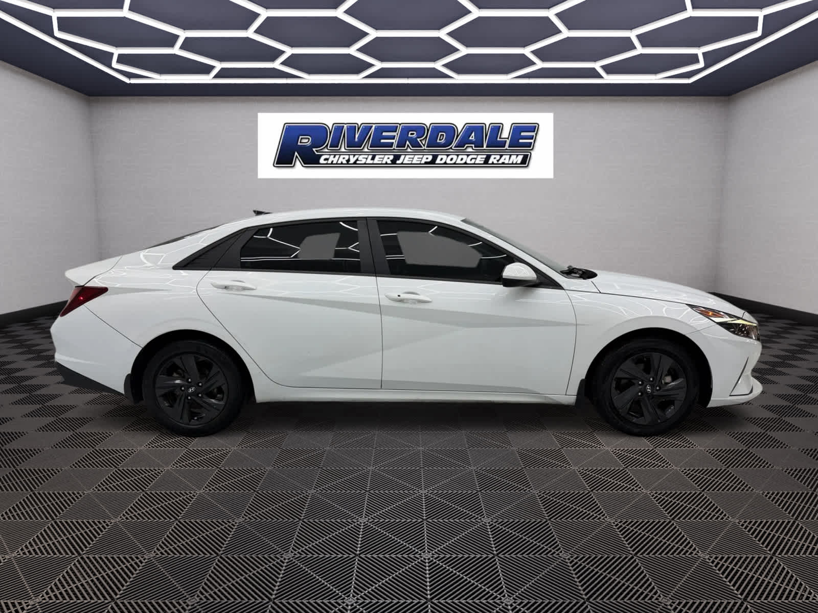 2022 Hyundai Elantra SEL photo 4